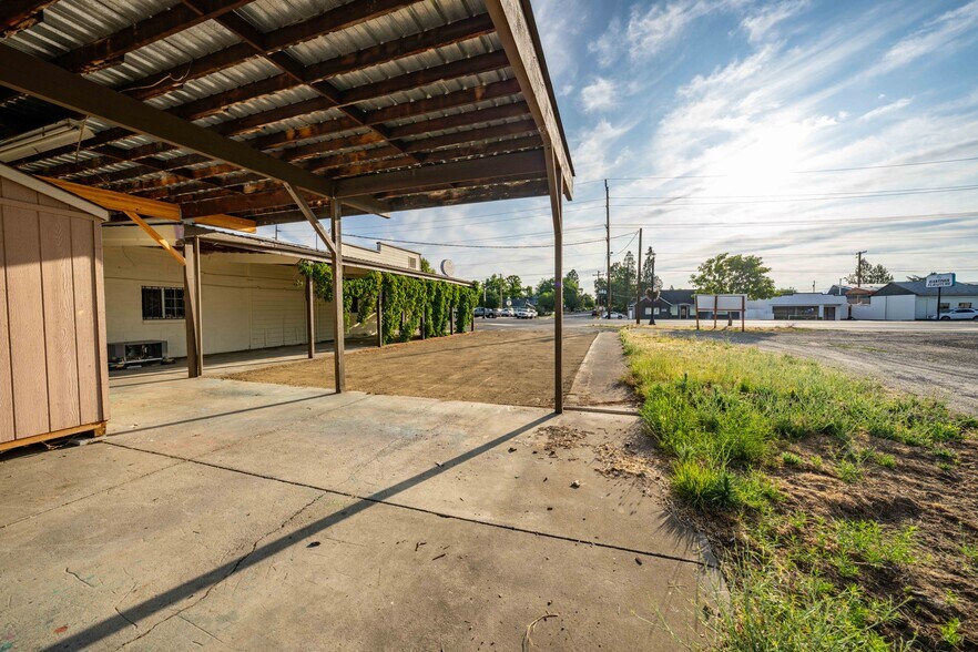 More Photos Of 211 Front St, Central Point General Retail For Sale