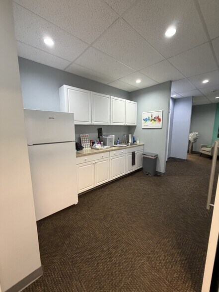 More Photos Of 9810 Westpoint Dr, Indianapolis Office For Lease