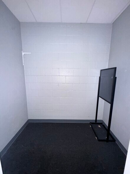 More Photos Of 8230 Lake June Rd, Dallas Storefront Retail Office For Lease
