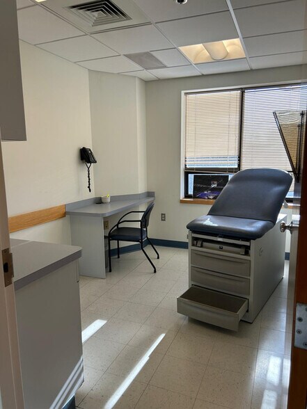 More Photos Of 955 Main St, Winchester Medical For Lease