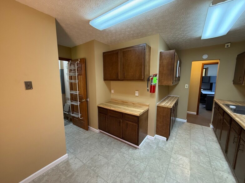 More Photos Of 508 Scarboro Ln, Oak Ridge Office For Sale