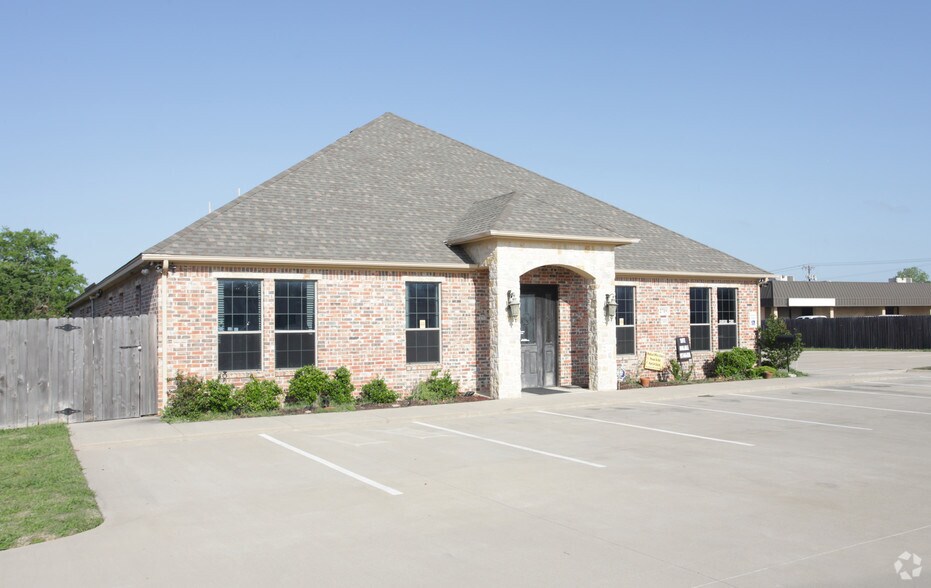 More Photos Of 2719 Northridge Dr, Bedford Office For Lease