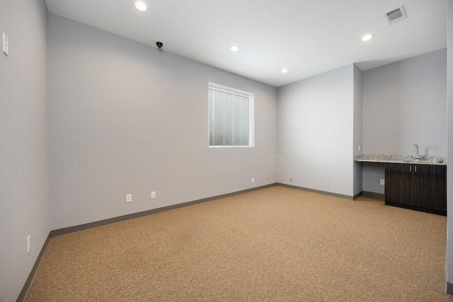 More Photos Of 259 Ranch Trl, Rockwall Office For Lease