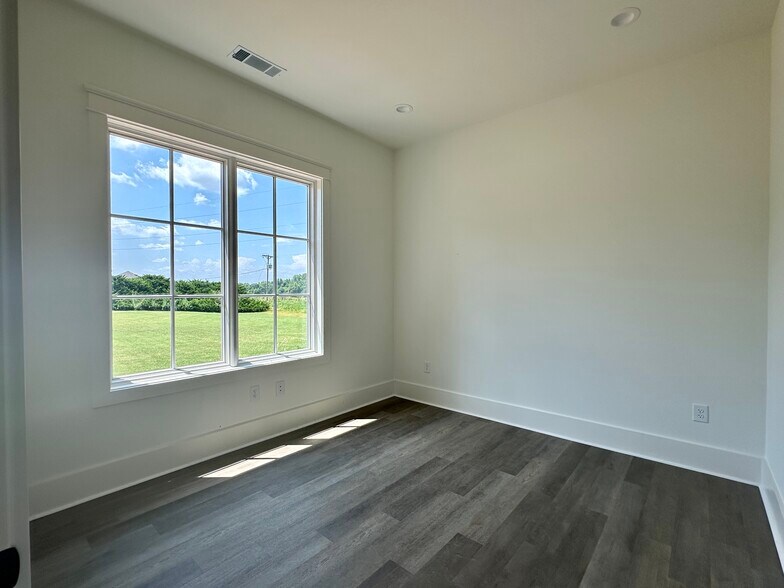 More Photos Of 1024 Twelve Oaks Dr, Watkinsville Office For Lease