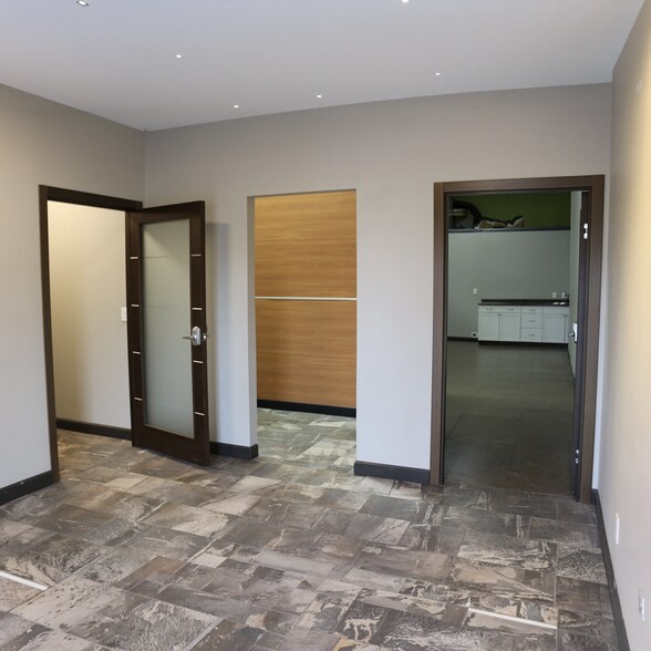 More Photos Of 935 Boyson Ct, Hiawatha Flex For Lease