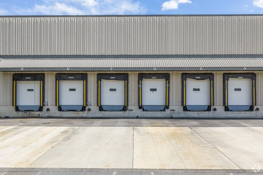 More Photos Of 400 Cabot Dr, Hamilton Distribution For Lease