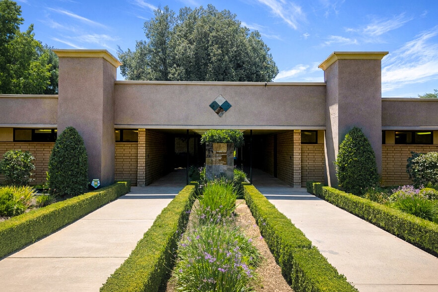 Primary Photo Of 2930-3010 N Fresno St, Fresno Medical For Lease