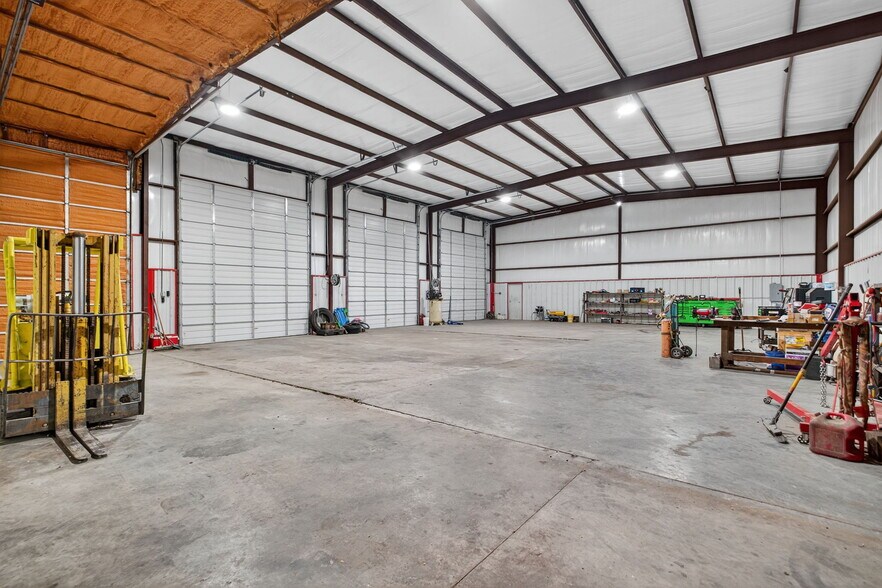 More Photos Of 11010 W Joan Dr, Odessa Warehouse For Lease