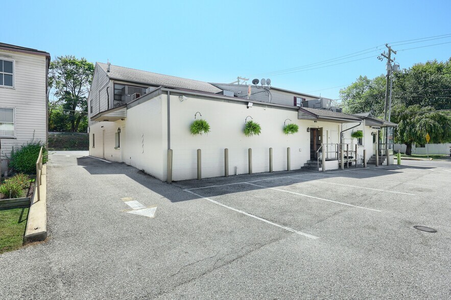 More Photos Of 1 Cherry St, Seven Valleys General Retail For Sale