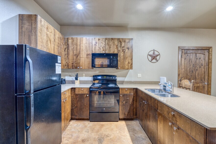 More Photos Of 16 Mountain Laurel Ln, Concan Hospitality For Sale