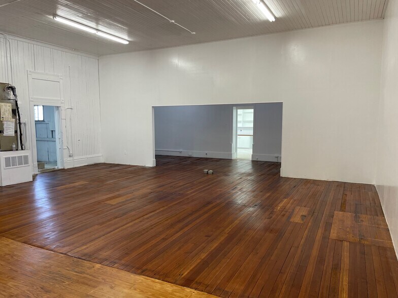 More Photos Of 200-232 W New Braunfels St, Seguin Warehouse For Lease