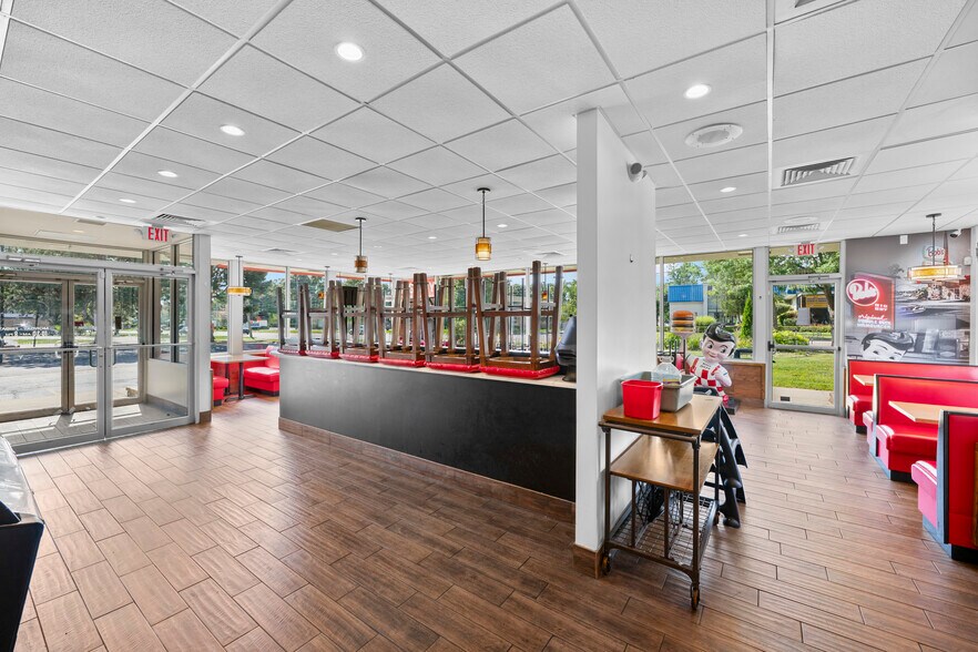 More Photos Of 32704 Grand River Ave, Farmington Restaurant For Sale