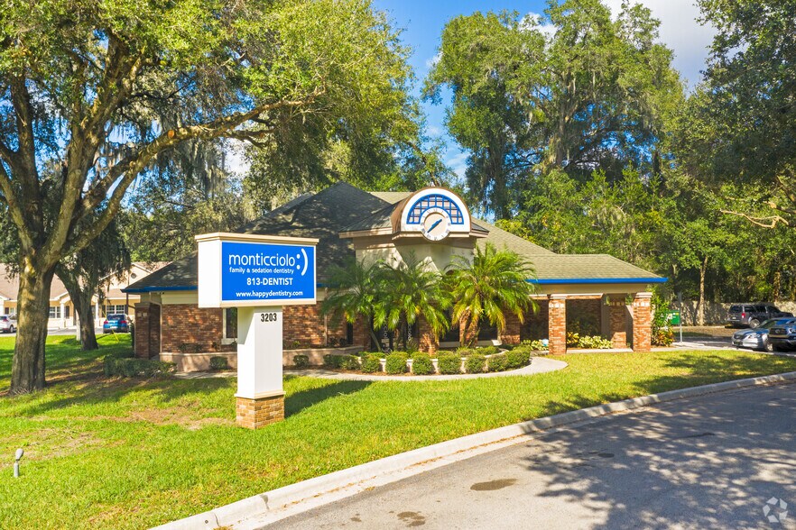 Primary Photo Of 3203 Lithia Pinecrest Rd, Valrico Medical For Sale