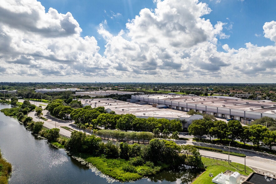 More Photos Of 13800 NW 2nd St, Sunrise Warehouse For Lease