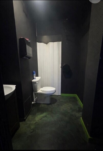 More Photos Of 245 Commercial St, Eagle Pass Storefront For Sale