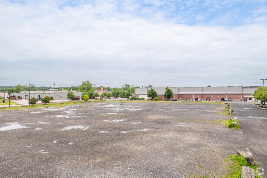 More Photos Of 200-D Mill Rd, Oaks Warehouse For Lease
