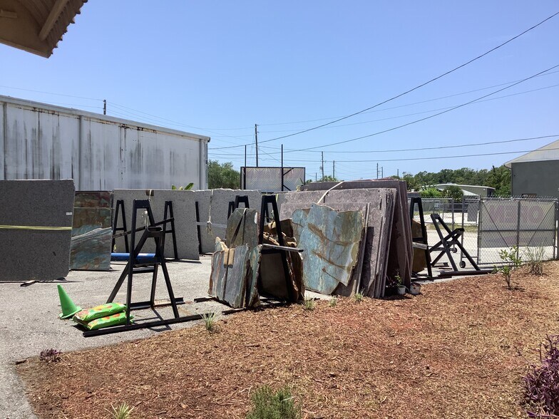 More Photos Of 10120 Ridgeway Dr, Port Richey Warehouse For Lease