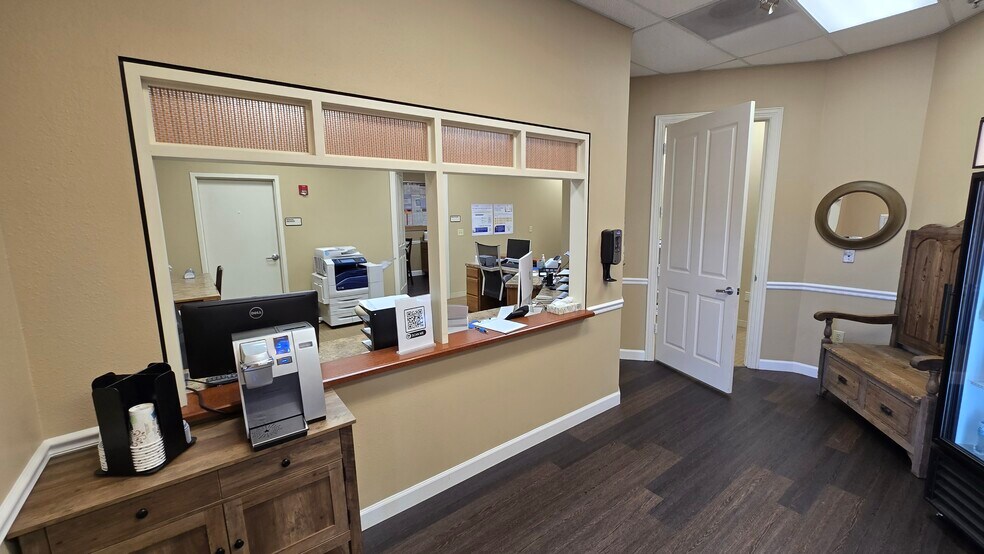 More Photos Of 117-133 W Parkwood Ave, Friendswood Storefront For Lease
