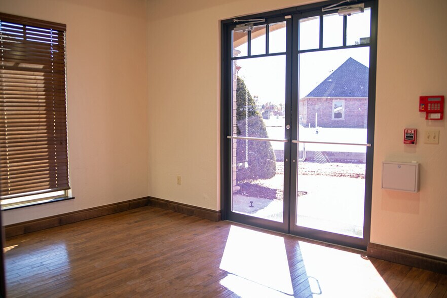 More Photos Of 908 SW 107th St, Oklahoma City Medical For Lease