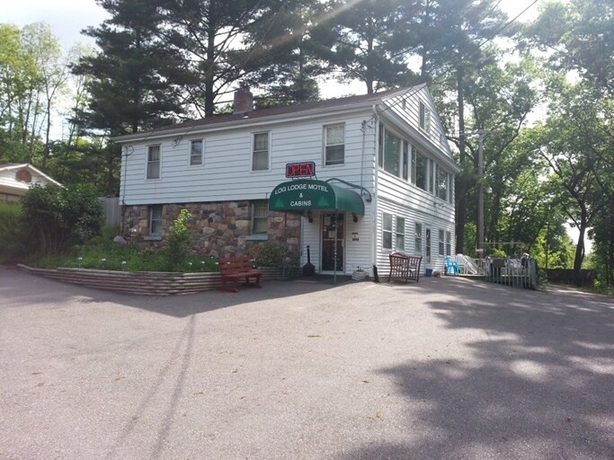 Primary Photo Of 830 W Pine St, Baraboo Hotel For Sale