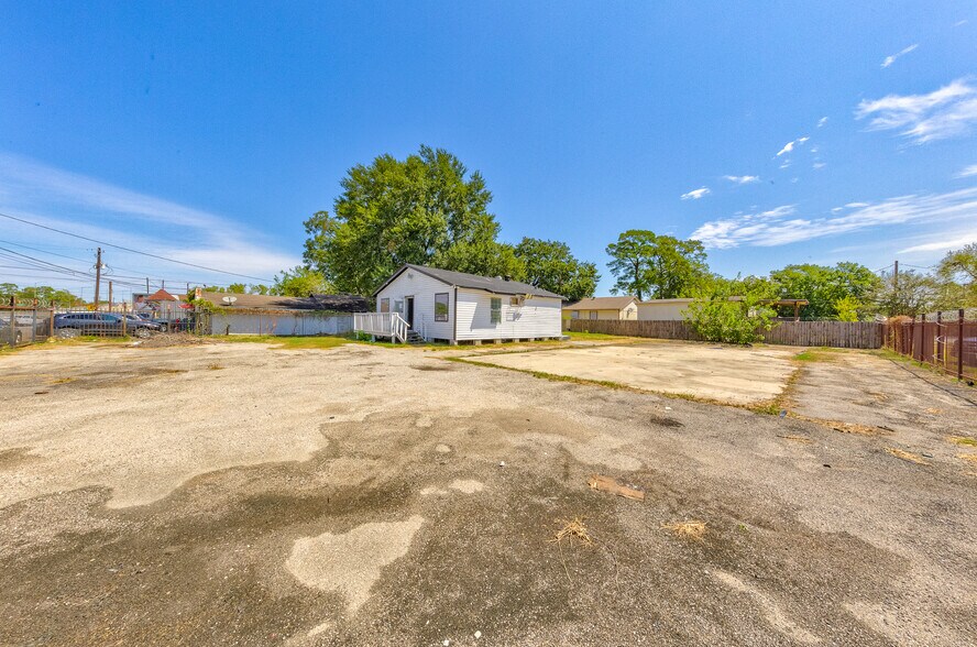 More Photos Of 8002-8004 Homestead, Houston Freestanding For Sale