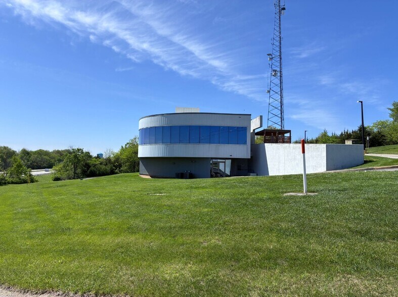 More Photos Of 1001 NW Barry Rd, Kansas City Office For Lease