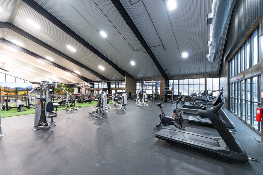 More Photos Of 1 Racquet Ln, Monroeville Sports And Entertainment For Lease