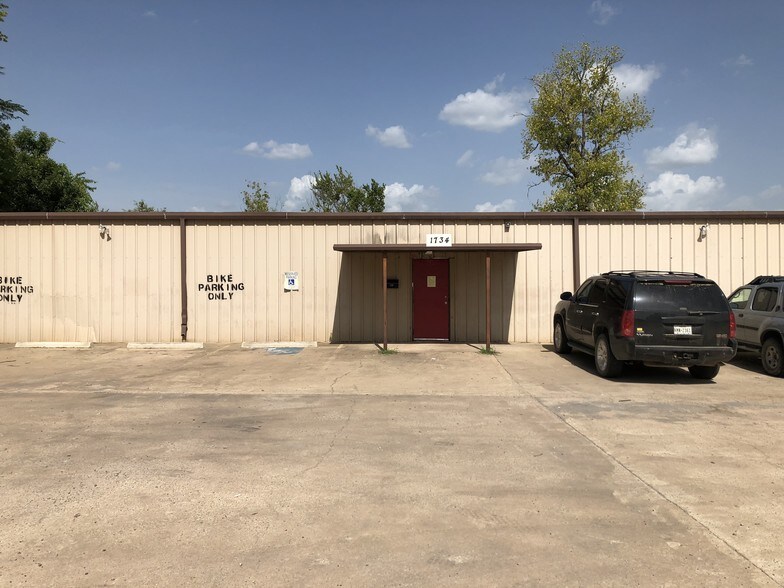 More Photos Of 1734 N Main St, Paris Freestanding For Sale