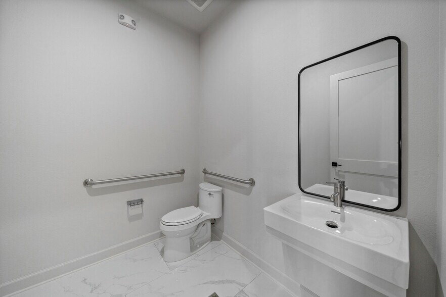 More Photos Of 1325 Main St, Katy Medical For Lease