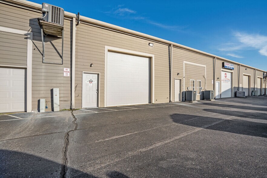 More Photos Of 4922 Port Royal Rd, Spring Hill Showroom For Lease