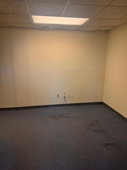 More Photos Of 261 Suburban Ave, Deer Park Warehouse For Lease