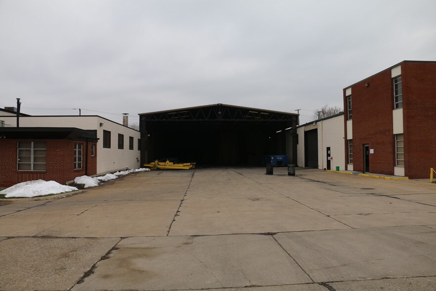 More Photos Of 28530 Reynolds St, Inkster Manufacturing For Lease