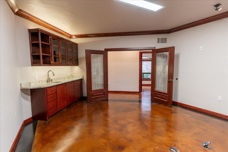 More Photos Of 4242 N Meridian Ave, Oklahoma City Office For Sale