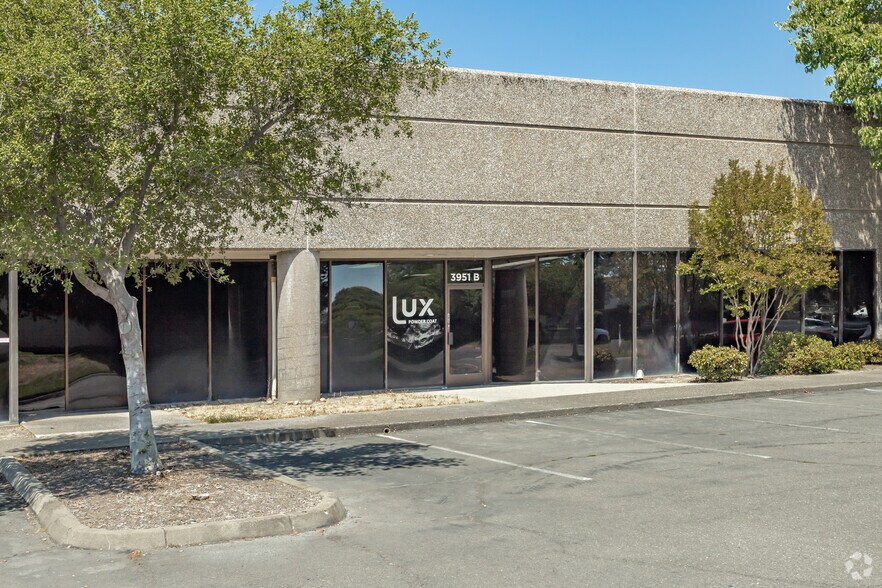 More Photos Of 3951 Research Dr, Sacramento Distribution For Lease