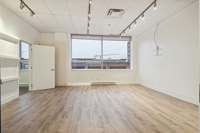 More Photos Of 4360 Ch de la Côte-de-Liesse, Mt Royal Showroom For Lease