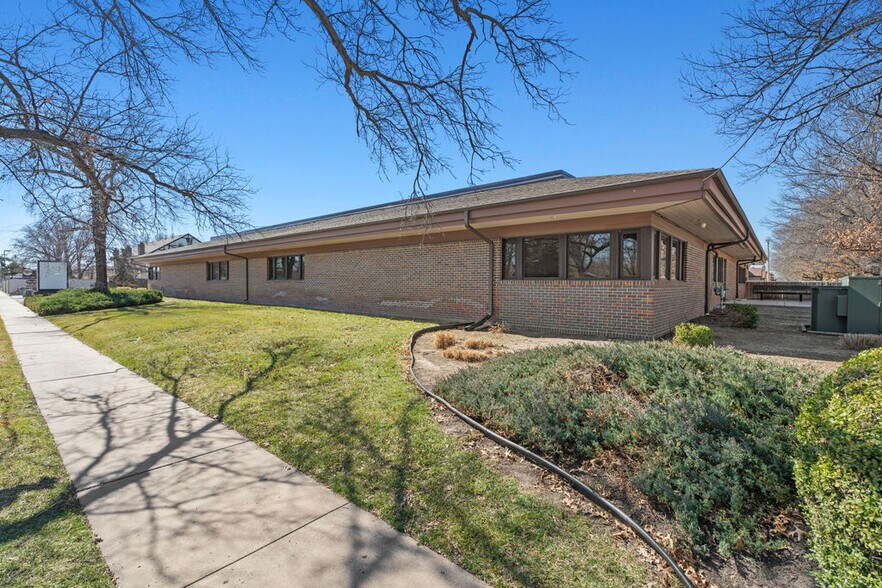 More Photos Of 655 N Woodlawn St, Wichita Medical For Lease