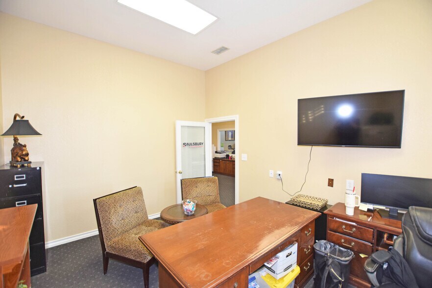 More Photos Of 327 SE Loop 338, Odessa Flex For Lease