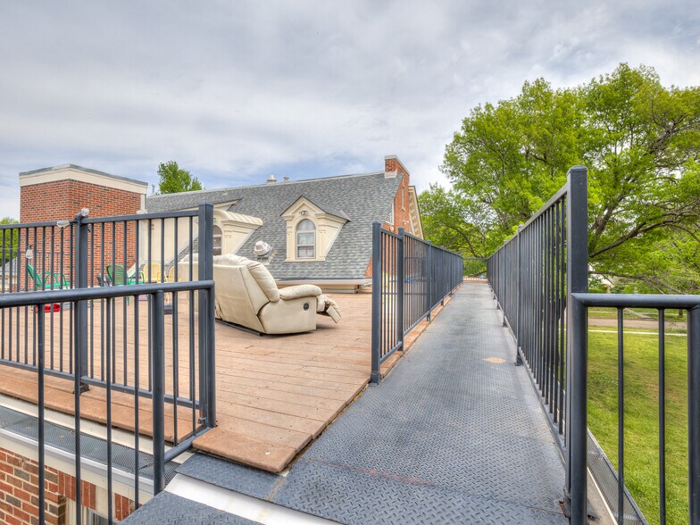 More Photos Of 702 S Lahoma Ave, Norman Dormitory For Sale