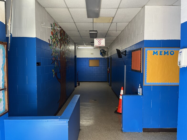 More Photos Of 6612 Arlington Expy, Jacksonville Schools For Lease