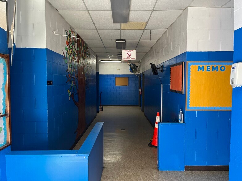 More Photos Of 6612 Arlington Expy, Jacksonville Schools For Lease