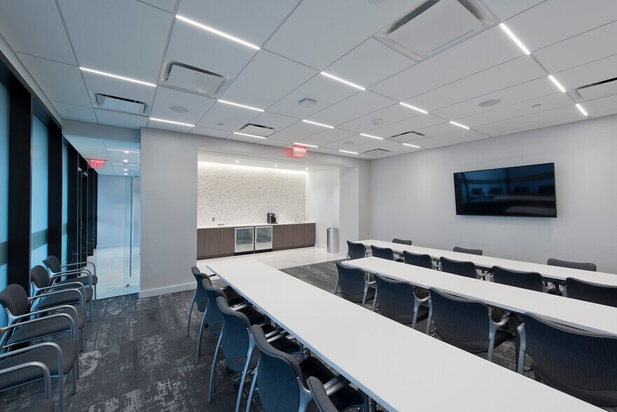 More Photos Of 1235 S Clark St, Arlington Office For Lease