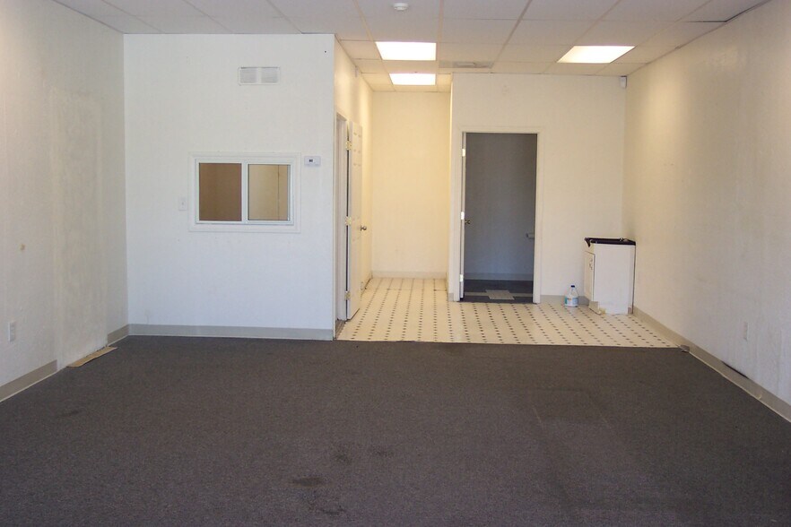 More Photos Of 16137 Green Tree Blvd, Victorville Unknown For Lease