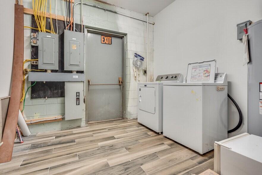 More Photos Of 321 Warren Ave, Stirling Light Manufacturing For Sale