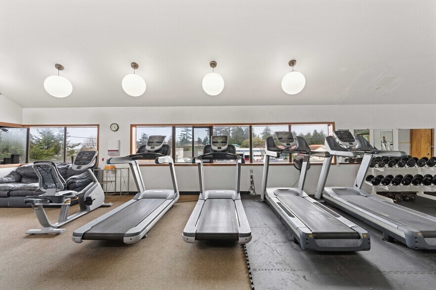 More Photos Of 985 Newmark Ave, Coos Bay Health Club For Sale