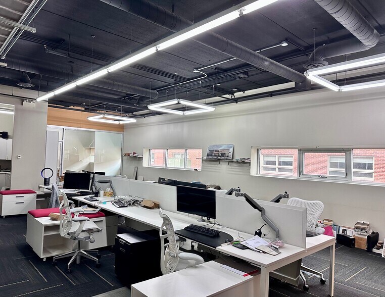 More Photos Of 105 Schelter Rd, Lincolnshire Office For Sale