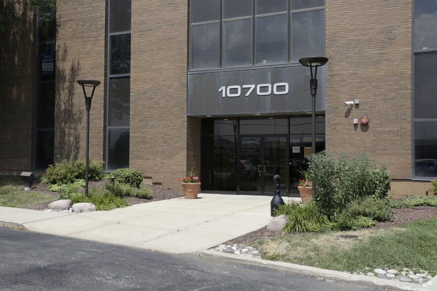 More Photos Of 10700 W Higgins Rd, Rosemont Office For Sale