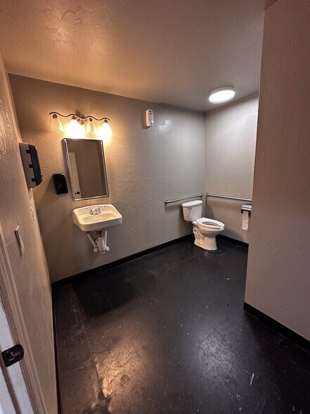 More Photos Of 524 Tower Dr, Moore Flex For Lease