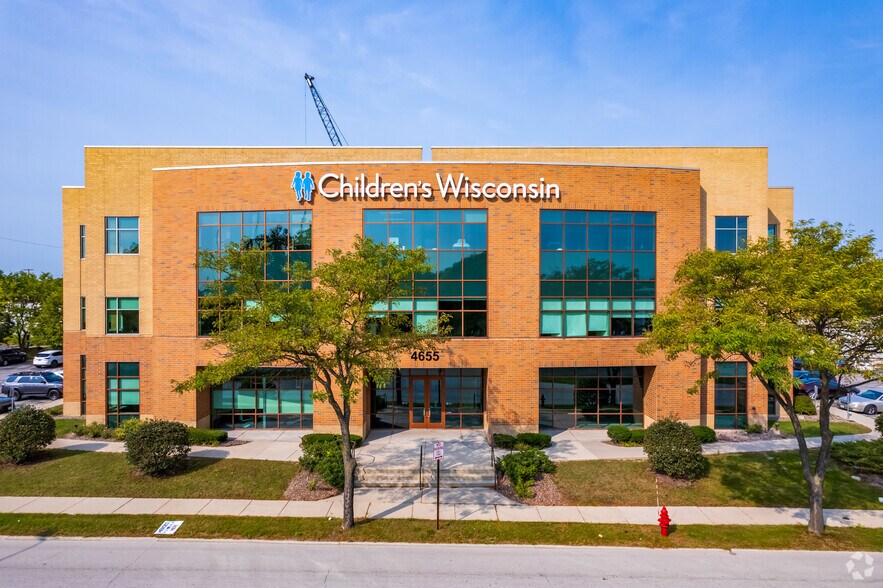 More Photos Of 4655 N Port Washington Rd, Glendale Medical For Lease