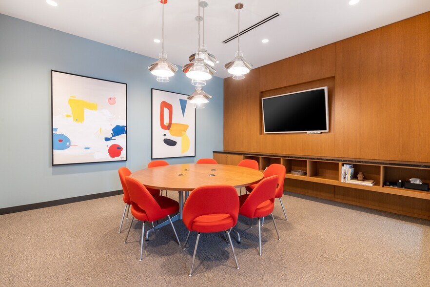 More Photos Of 110 N Wacker Dr, Chicago Coworking Space