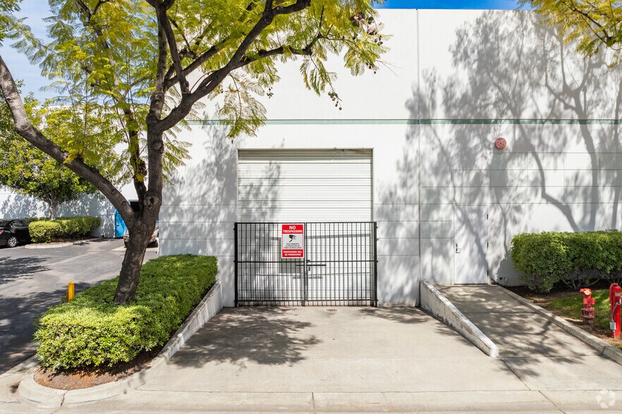 More Photos Of 104 Exchange Pl, Pomona Warehouse For Lease